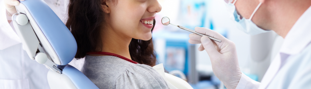 zobu higiēnists veicot pacientam zobu higiēnu
